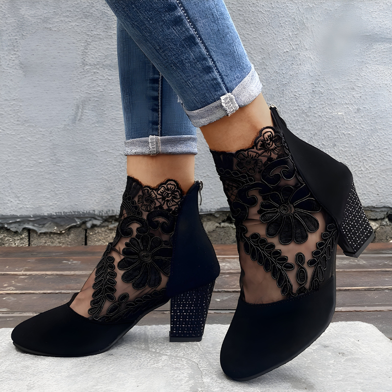 Black (Almost sold out) / US 10