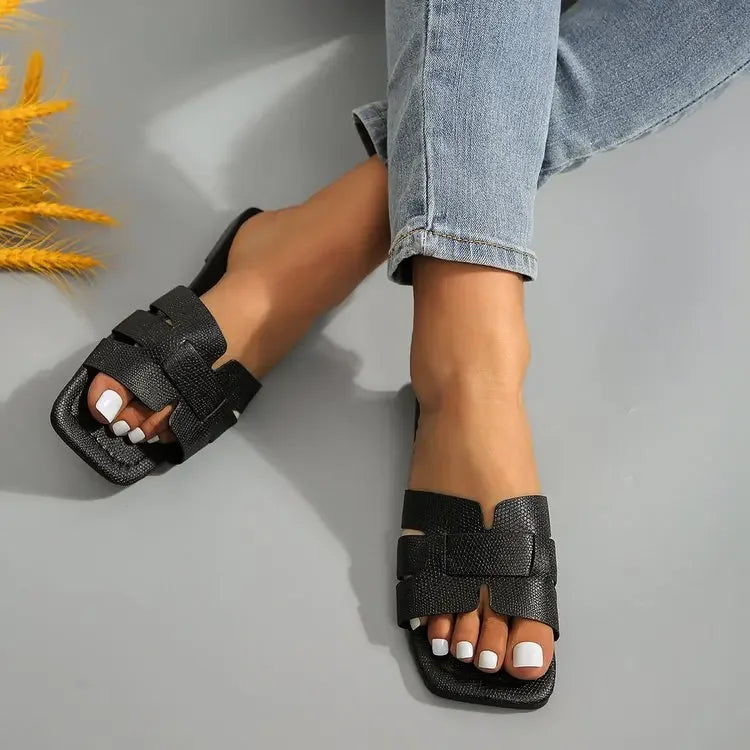 Black / 10